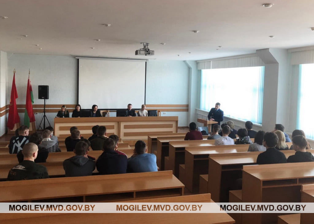 Правоохранители провели круглый стол с учащимися агролесотехнического колледжа