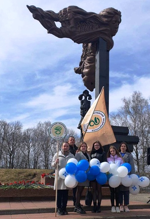 Активисты первички Могилевского медколледжа возложили цветы к памятнику «Детям войны»