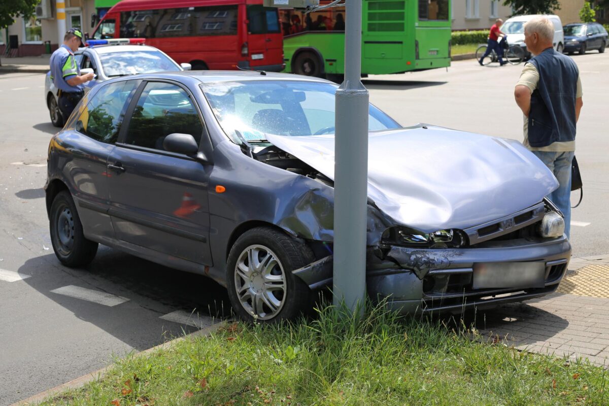 В Бобруйске водитель легковушки не уступил дорогу маршрутке и врезался в столб