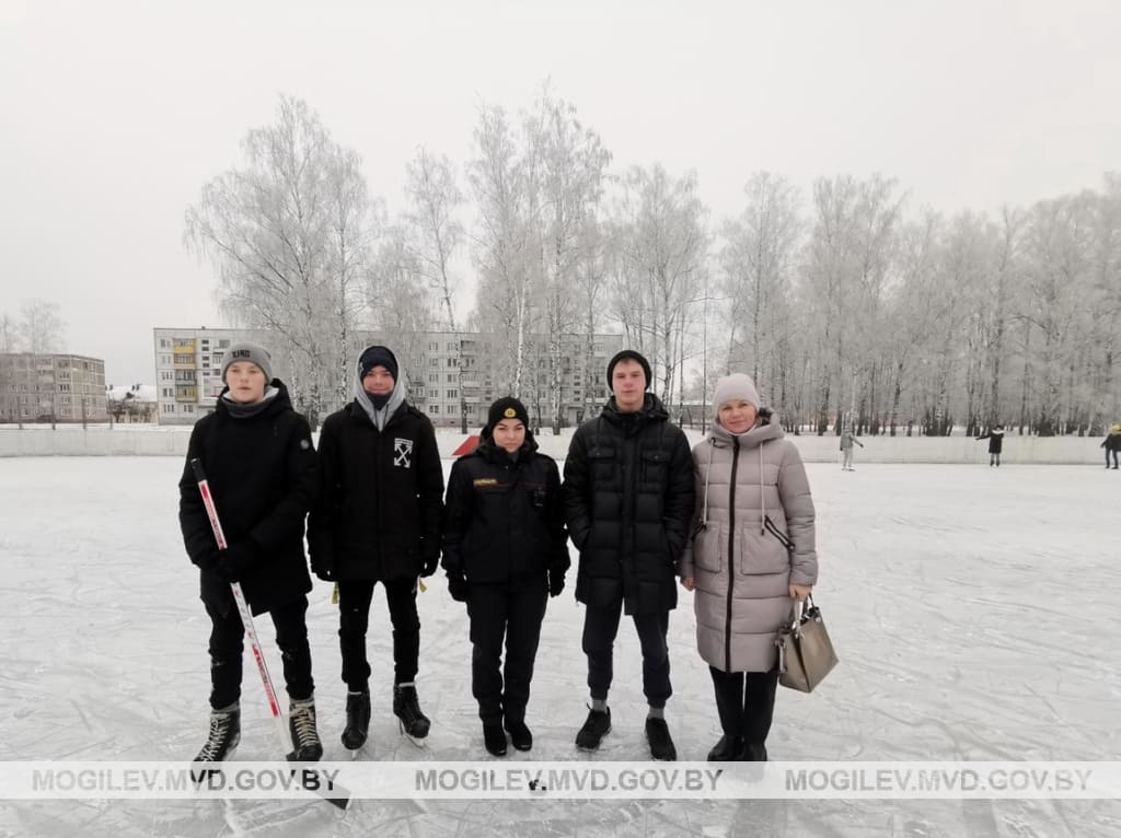 На ледяном катке провела беседу с подростками о безопасности участковый инспектор ИДН в Быхове