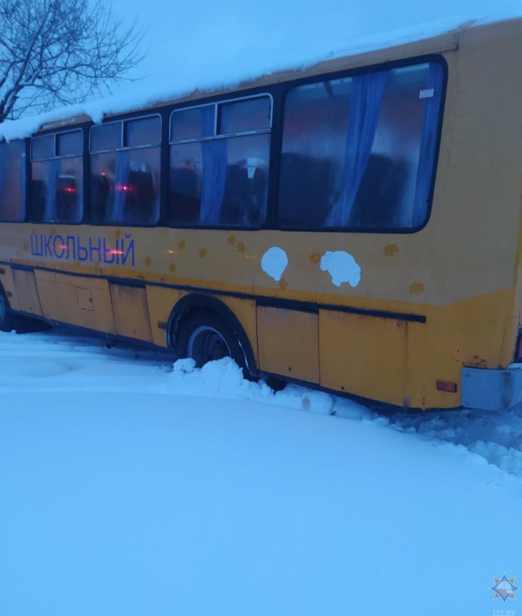 Школьный автобус в Быховском районе застрял в снегу - помогали спасатели