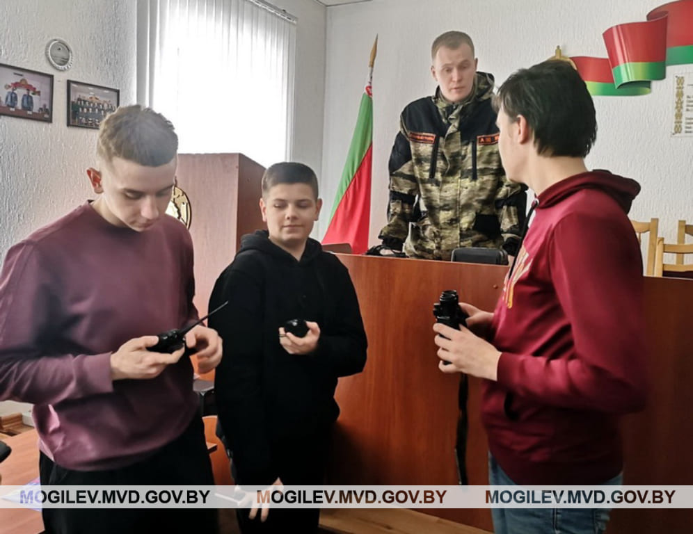 Специалисты поисково-спасательного отряда "Феникс" провели лекцию для школьников в Белыничах