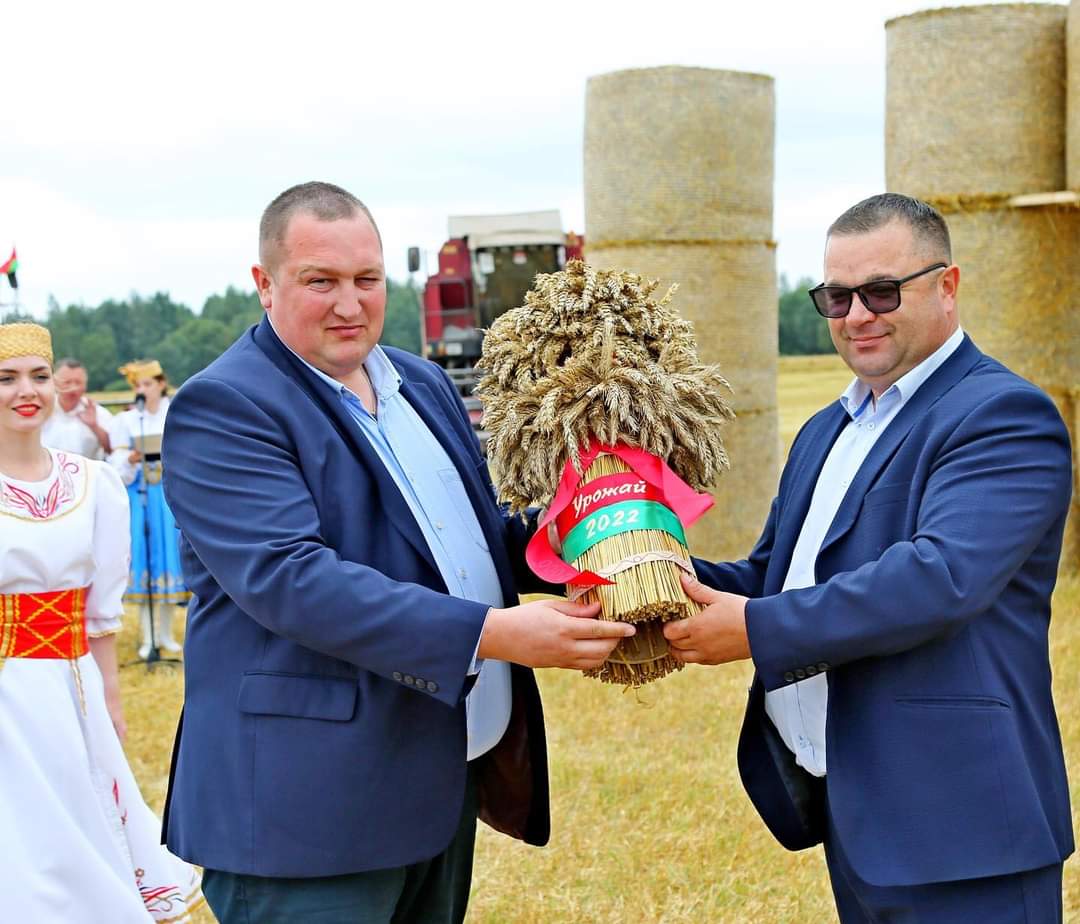 Хлеборобы Шкловского района первыми в Могилевской области намолотили 100 000 тонн зерна