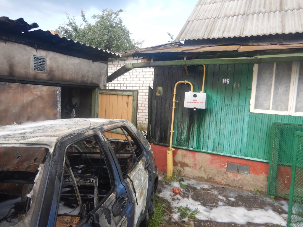 В Могилеве горел «Фольксваген», огонь зацепил отделку гаража и дома