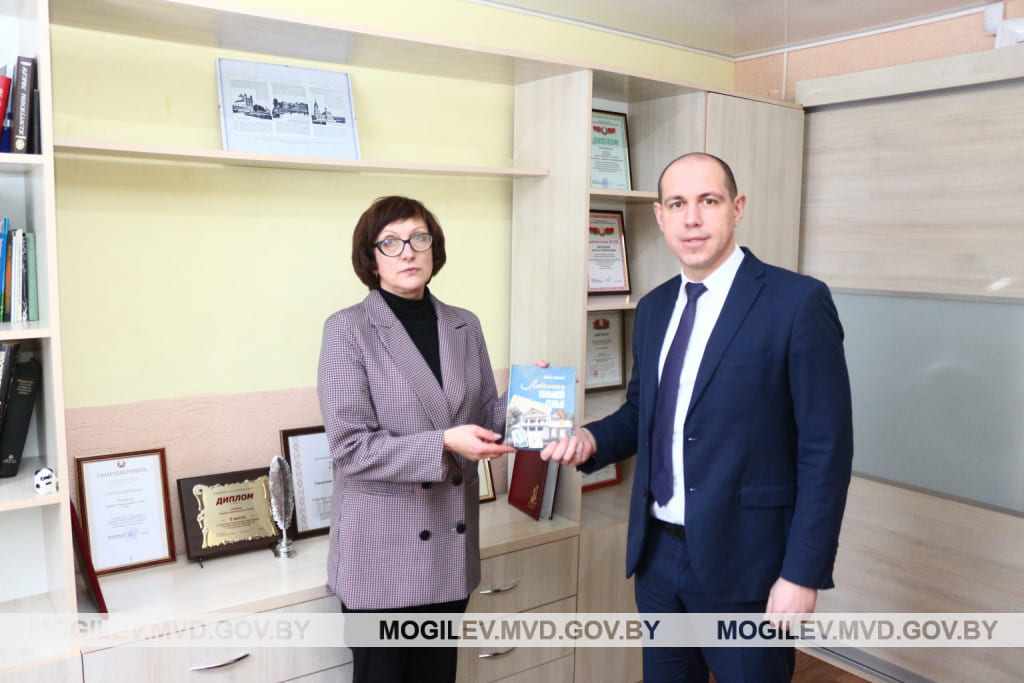 Книгу ветерана Чаусского РОВД Василия Короткого передали местной газете