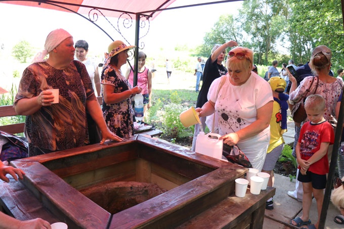 Жители Усполья Мстиславского района при поддержке властей благоустроили криницу