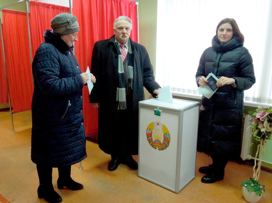 Председатель Могилевского областного отделения СПБ  Александр Казеко вместе со своей семьей пришел досрочно на участок для голосования