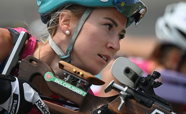 Динара Алимбекова выиграла спринтерскую гонку на первом этапе Кубка Содружества по биатлону