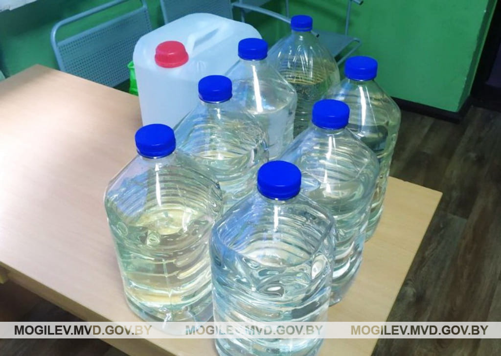 Бобруйчанка хранила дома 45 литров спиртосодержащей жидкости