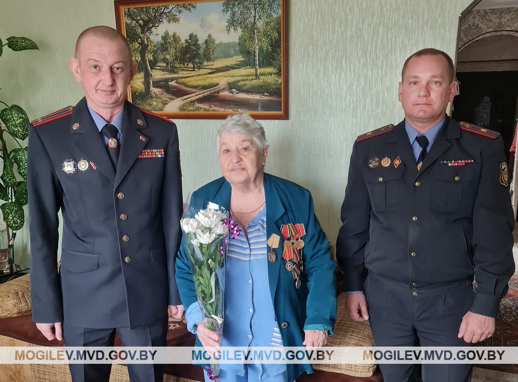 В преддверии Дня Победы сотрудники Кричевского РОВД посетили жительницу блокадного Ленинграда