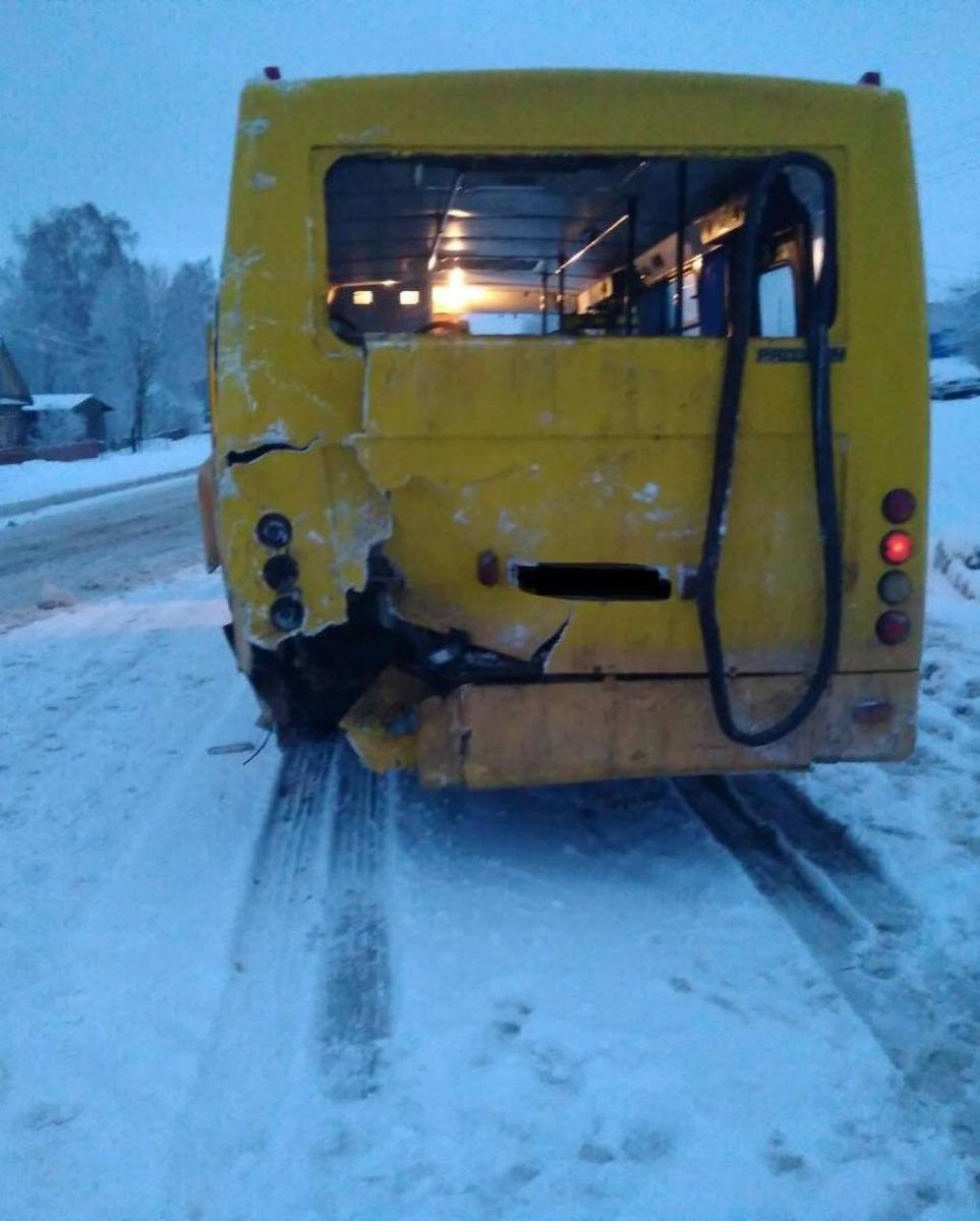 В Славгородском районе грузовой автомобиль столкнулся с автобусом
