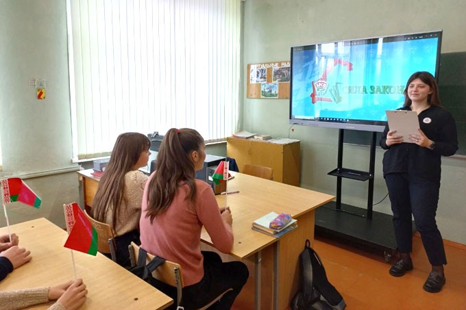 Юные мстиславчане стали участниками открытого диалога «Сила закона»