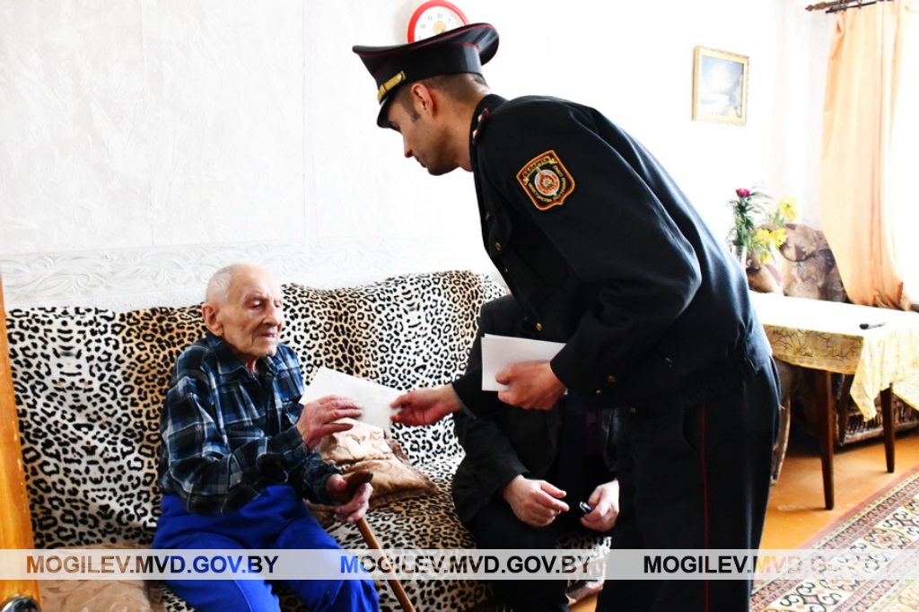 Представители УВД навестили ветерана Великой Отечественной войны Леонида Мороза