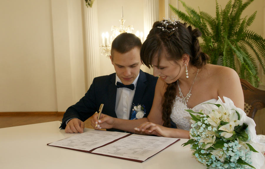 В финальный день республиканского конкурса "Счастливы вместе" прошла регистрация брака молодой семьи БГУТ. Фото