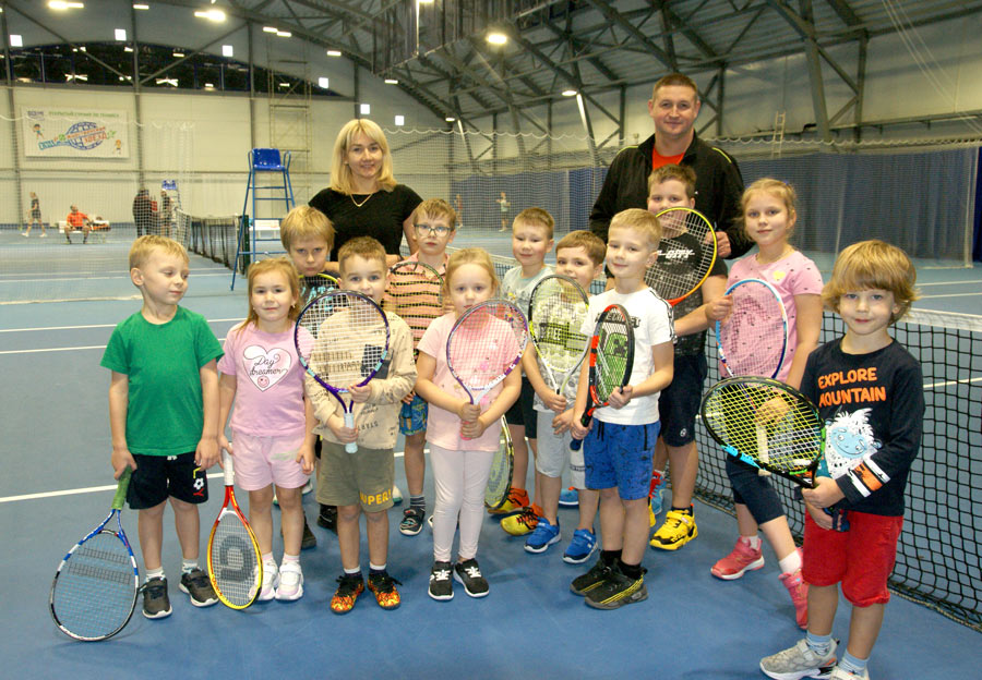 В крытом теннисном  корте Могилева  секцию большого тенниса посещают ребята с 4-летнего возраста. Фото