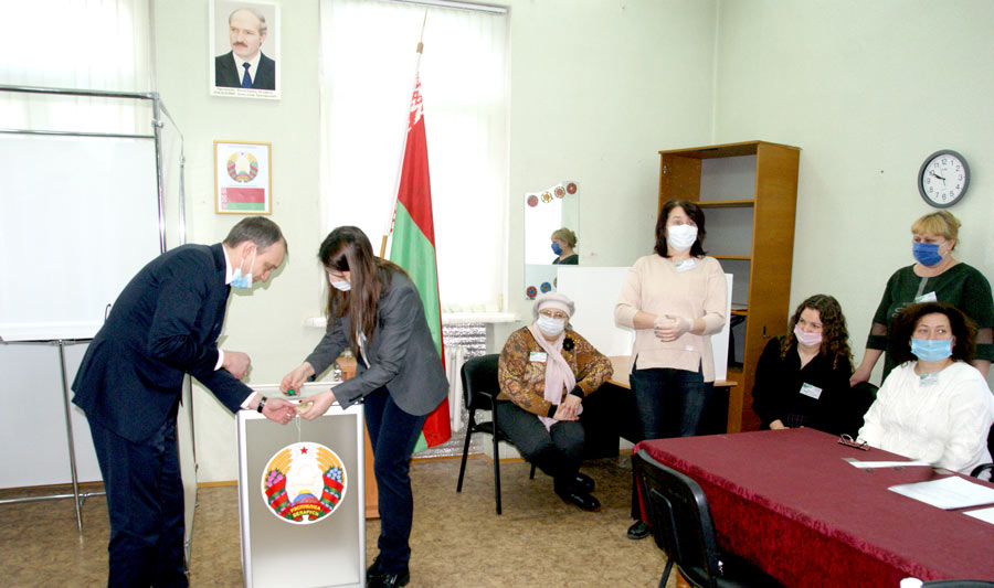 Парламентарий Олег Дьяченко принял участие в досрочном голосовании