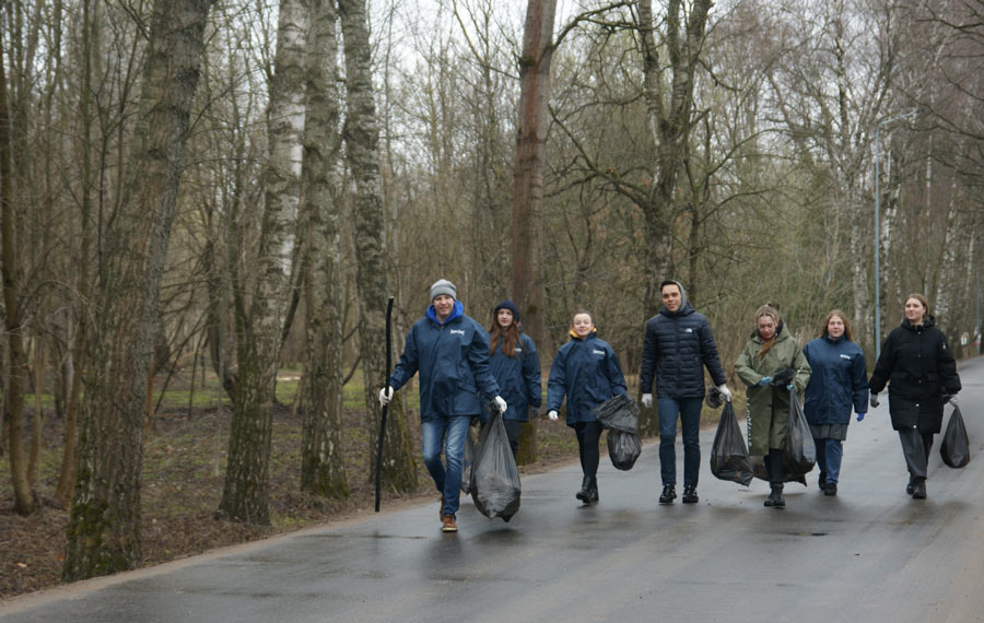 Активисты БРСМ во время республиканского субботника наводили порядок в лесополосе.Фото