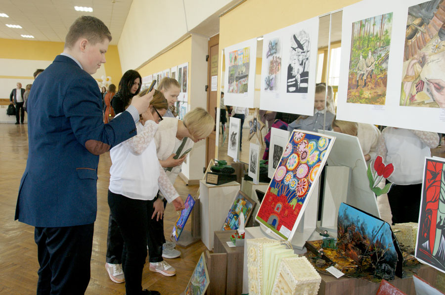 Победителей областной патриотической акции «В памяти потомков версты, опаленные войной» наградили в Могилеве. Фото