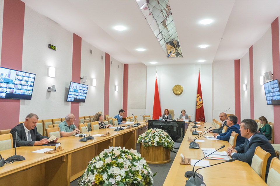 Заседание постоянной комиссии по вопросам местного управления и самоуправления, законности и мандатам областного Совета депутатов состоялось 15 июня в Могоблисполкоме