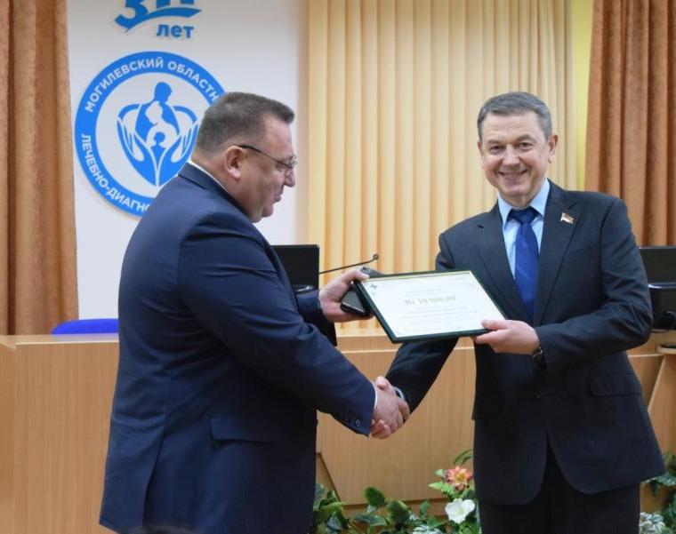 Сертификат на Br10 тысяч вручил председатель Белорусского профсоюза работников здравоохранения на реконструкцию спортзала Могилевского областного лечебно-диагностического центра