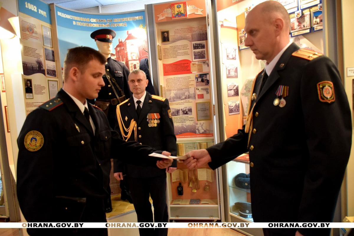 Молодым сотрудникам Департамента охраны в Могилеве вручили табельное оружие. Фото