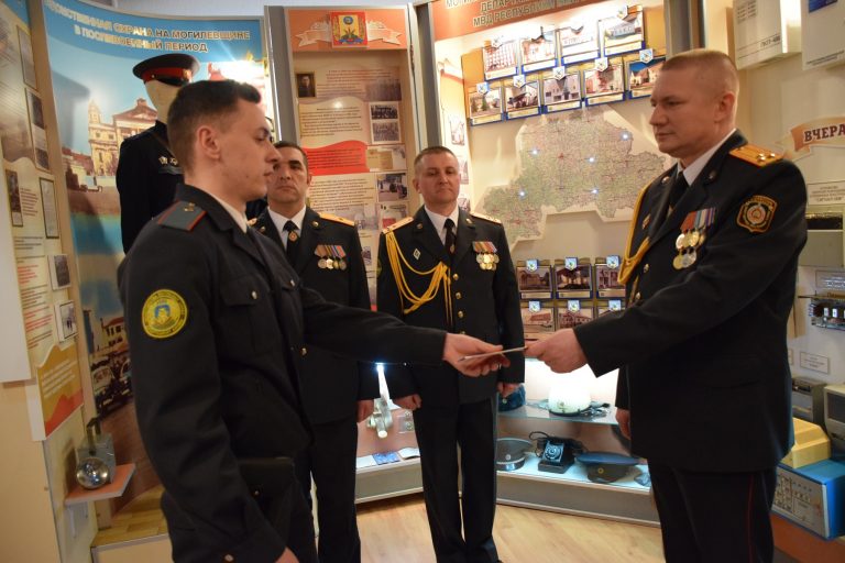 Торжественный ритуал вручения табельного оружия молодым сотрудникам охраны провели в Могилеве