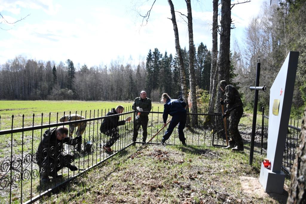 Прокуроры взяли шефство над братской могилой времен ВОВ в Чаусском районе. Фото