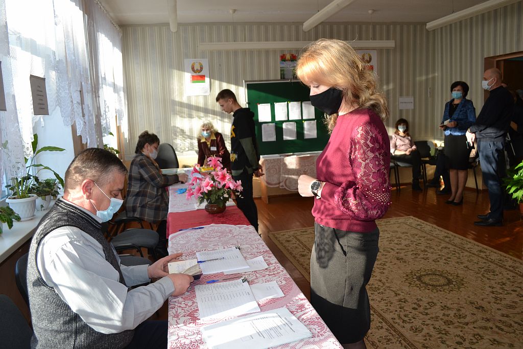 В Хотимске жители активно приходят  на  досрочное голосование