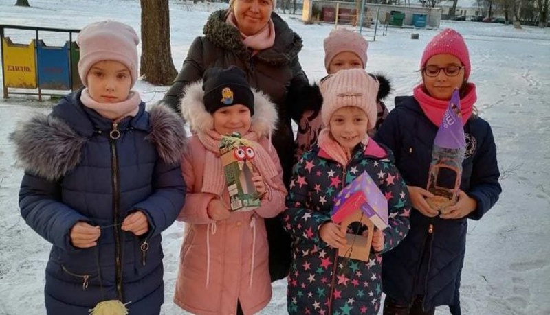 Юные бобруйчане сделали кормушки для птиц и развесили в авиагородке