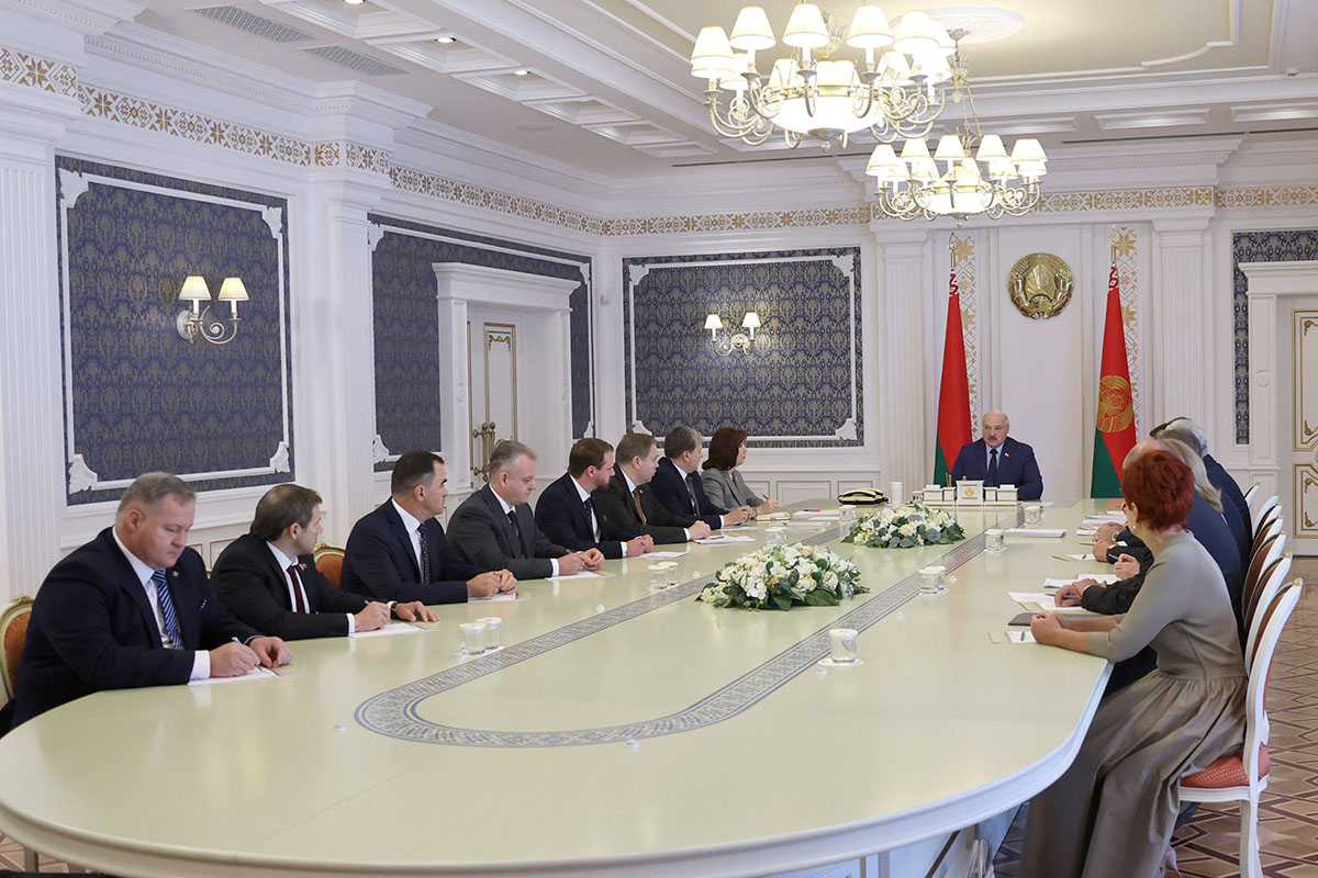 Работа здравоохранения в условиях санкций и подготовка врачей. Подробности совещания у Александра Лукашенко