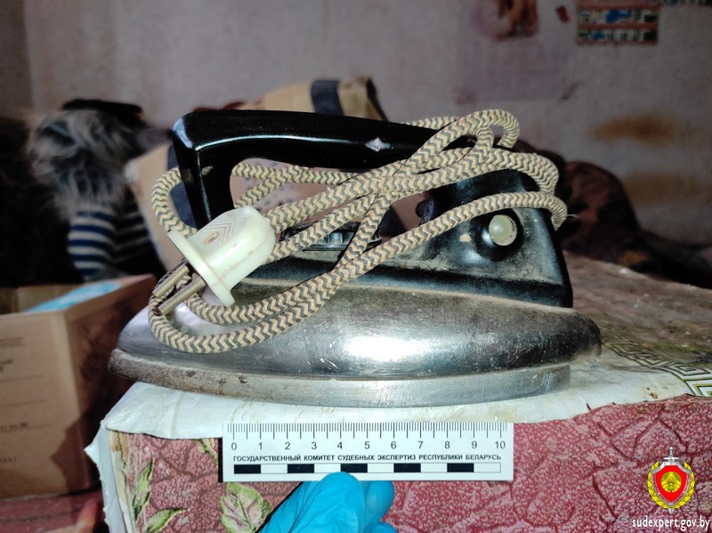 Двое быховчан, угрожая горячим утюгом, требовали банковскую карту у мужчины с инвалидностью