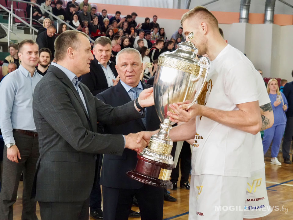 Анатолий Исаченко вручил награды победителям Кубка Беларуси по гандболу