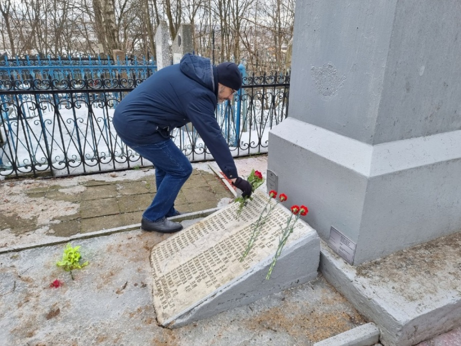 Цветы к братским могилам погибших в ВОВ воинов возложили представители профсоюза и  Молодежного Совета