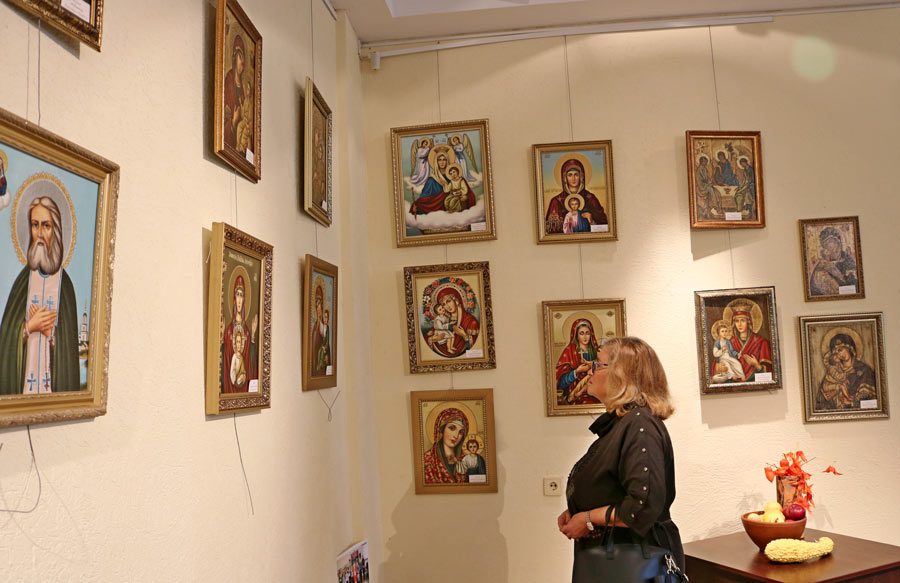 Персональная выставка "Свет икон" Ядвиги Сенько работает в Шкловском районном историко-краеведческом музее