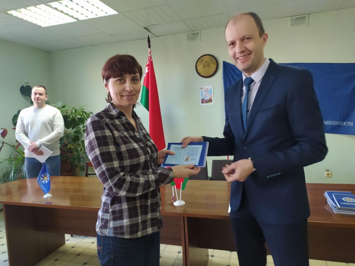 Патриотическую акцию, посвященную Дню Конституции, проводит Могилевская облорганизация профсоюза работников местной промышленности и коммунально-бытовых предприятий. Фото