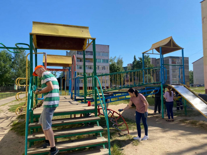 Акция «Сделаем наш город краше»: в Костюковичах благоустраивают дворы и детские площадки