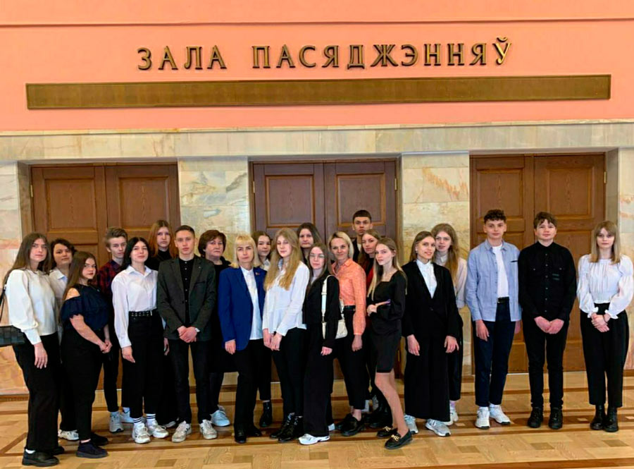 Старшеклассники из гимназии Глуска посетили с экскурсией Дом правительства