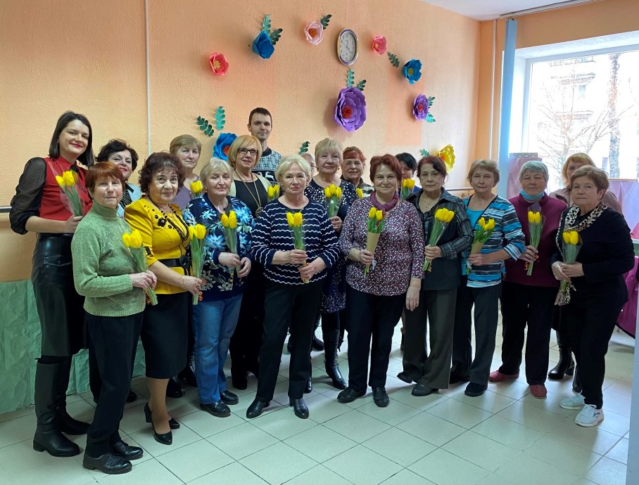 Женщин – ветеранов труда поздравили в ЦСОН Октябрьского района
