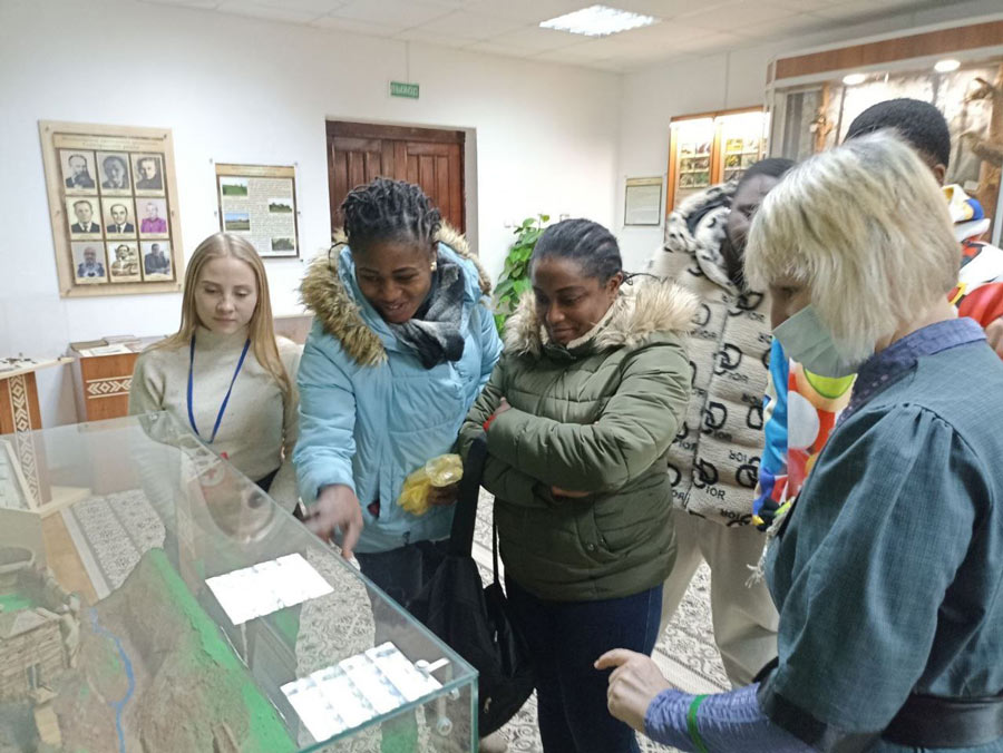 Для мигрантов  из Нигерии, которые живут в Славгороде, представители местной власти организуют экскурсии