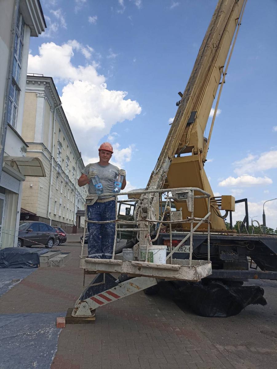 Бутилированной питьевой и минеральной водой обеспечивает в жару работников ЖРЭУ Ленинского района Могилева