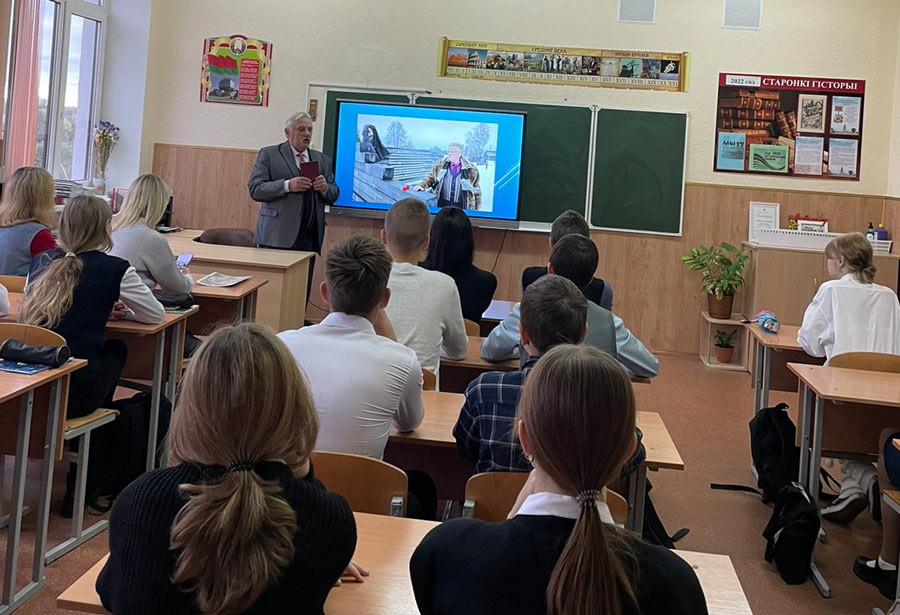 Писатели Приднепровского края участвуют в беседах с молодежью по теме «От памяти прошлого к будущему»