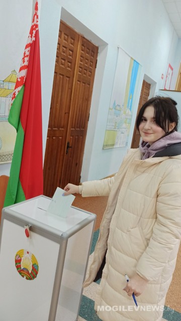 Студентка БРУ решила проголосовать досрочно
