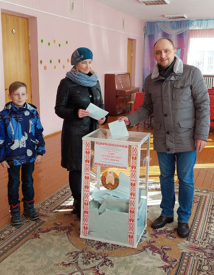 Анестезиолог-реаниматолог Владимир Дудко - "Человек года Могилевщины" пришел на на участок для голосования вместе с семьей