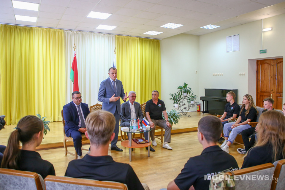 Председатель Могилевского облисполкома Анатолий Исаченко встретился с молодежью Приморского края. Фото