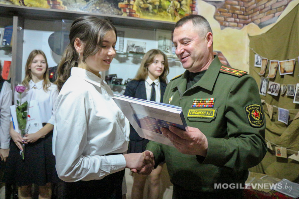 Торжественное вручение молодежных билетов БРСМ состоялось в СШ №35 г.Могилева. Фото