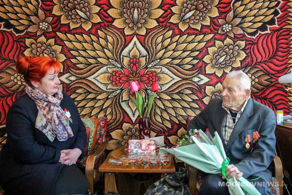 Ирина Раинчик поздравила ветерана с праздником