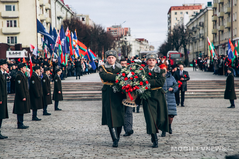 23 февраля могилевчане возложили цветы и венки на площади Славы. Фото. Видео