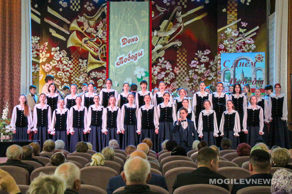 Праздничный концерт «Война. Победа. Память» прошел в гимназии-колледже искусств имени Евгения Глебова. Фото