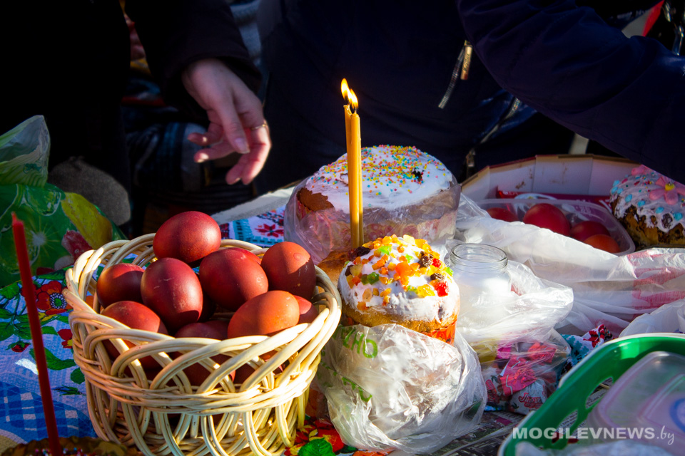 Православные верующие празднуют Пасху