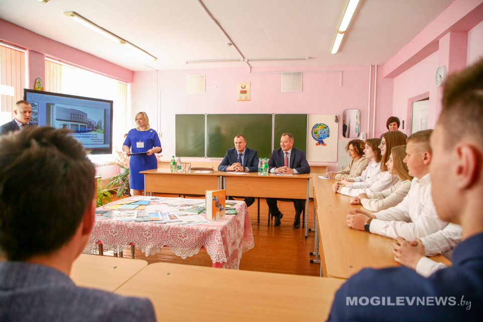 Председатель Могилевского облисполкома Анатолий Исаченко встретился с выпускниками Межисетской школы. Фото